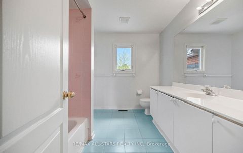 Photo 38 at 18 Lismer Court, Unionville, Markham