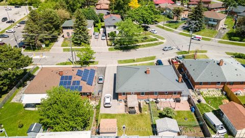 Photo 3 at 4 Thrush Road, Kennedy Park, Toronto