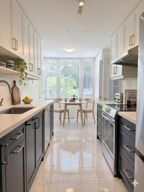 Photo 3 at 811 Grandview Way, Willowdale East, Toronto