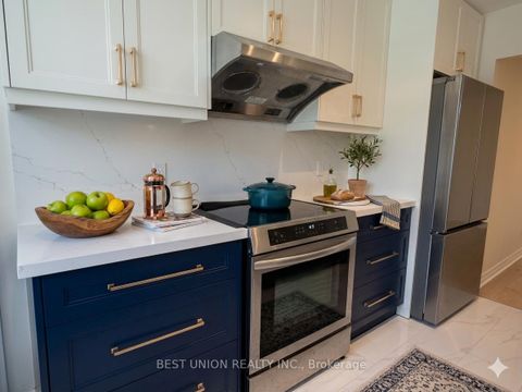 Photo 4 at 811 Grandview Way, Willowdale East, Toronto