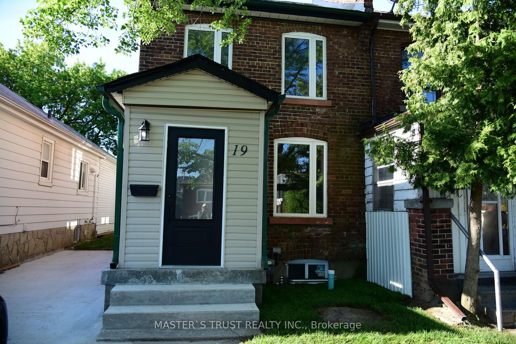 19 Emmett Avenue, Mount Dennis, Toronto photo number 2