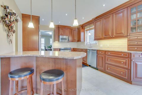 Photo 8 at 36 Audubon Way, Baldwin, Georgina