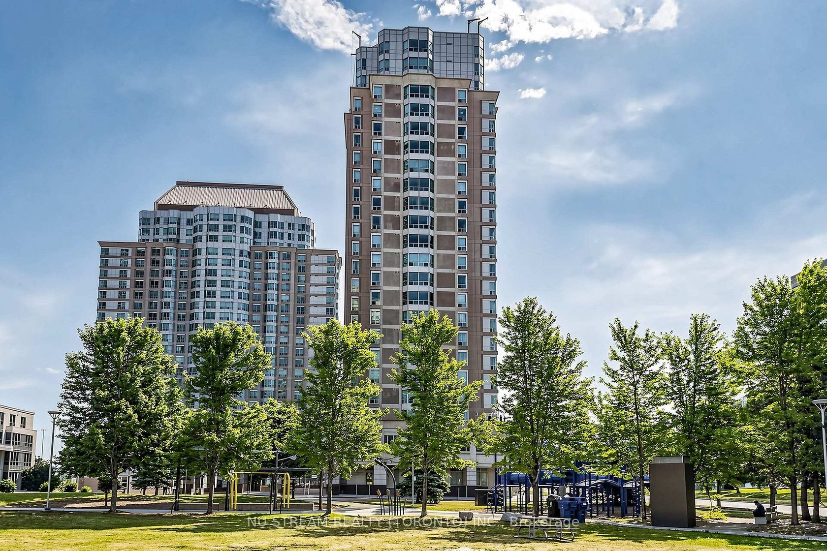 1002 - 1 Lee Centre Drive, Woburn, Toronto photo number 2