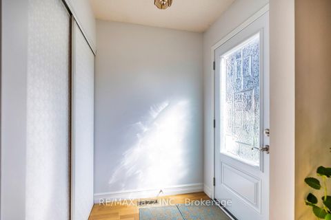Photo 2 at 810 Kilkenny Court, Vanier, Oshawa