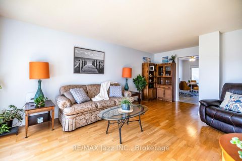 Photo 5 at 810 Kilkenny Court, Vanier, Oshawa