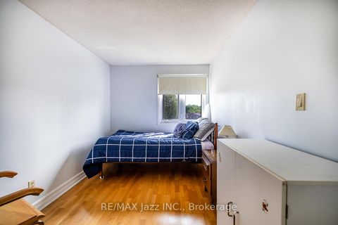 Photo 18 at 810 Kilkenny Court, Vanier, Oshawa