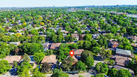 Photo 3 at 222 Elka Drive, Crosby, Richmond Hill