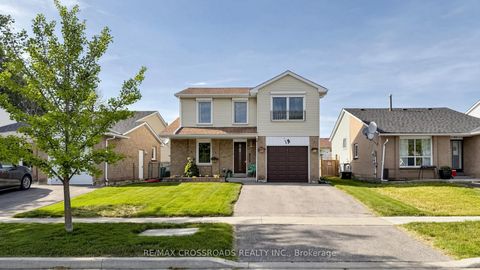 Photo 1 at 140 Goldhawk Trail, Milliken, Toronto