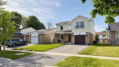 Photo 2 at 140 Goldhawk Trail, Milliken, Toronto