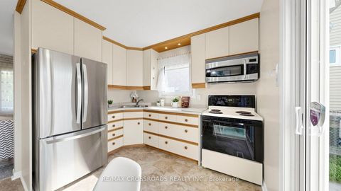 Photo 11 at 140 Goldhawk Trail, Milliken, Toronto
