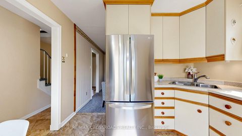 Photo 12 at 140 Goldhawk Trail, Milliken, Toronto