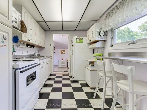 Photo 3 at 9 Riverglen Drive, Keswick South, Georgina