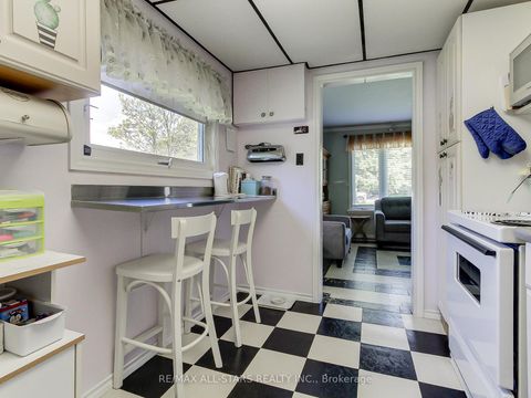 Photo 5 at 9 Riverglen Drive, Keswick South, Georgina