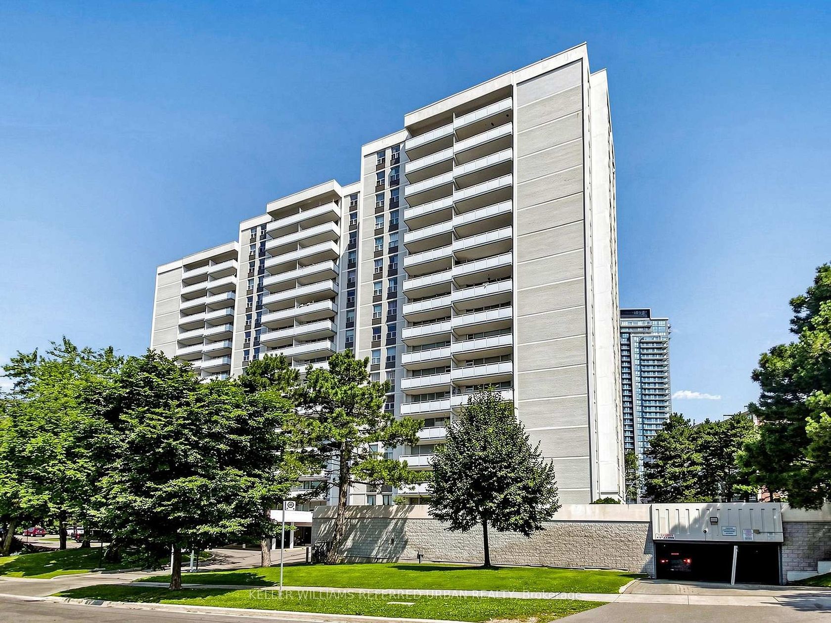 1111 - 10 Parkway Forest Drive, Henry Farm, Toronto photo number 2