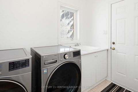 Photo 8 at 14 Giordano Way, Patterson, Vaughan
