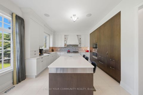 Photo 15 at 35 Annsleywood Court, Kleinburg, Vaughan