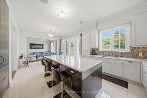 Photo 17 at 35 Annsleywood Court, Kleinburg, Vaughan