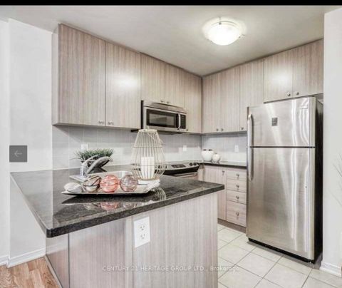 Photo 7 at 07 - 21 Coneflower Crescent, Branson, Toronto