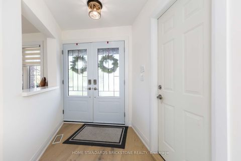Photo 3 at 139 Pinewood Drive, Yorkhill, Vaughan