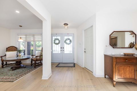 Photo 4 at 139 Pinewood Drive, Yorkhill, Vaughan