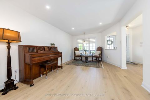 Photo 7 at 139 Pinewood Drive, Yorkhill, Vaughan