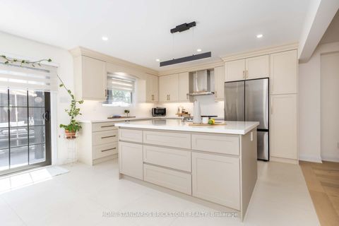 Photo 16 at 139 Pinewood Drive, Yorkhill, Vaughan
