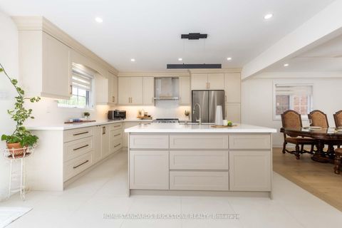 Photo 18 at 139 Pinewood Drive, Yorkhill, Vaughan