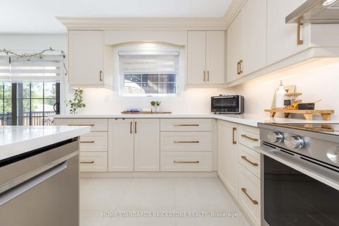 Photo 20 at 139 Pinewood Drive, Yorkhill, Vaughan