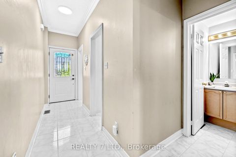 Photo 1 at 211 Downey Circle, Bayview Wellington, Aurora
