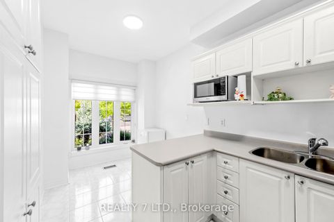 Photo 4 at 211 Downey Circle, Bayview Wellington, Aurora