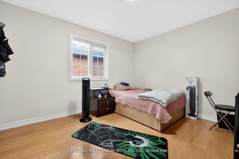 Photo 19 at 75 Twin Hill Crescent, Vellore Village, Vaughan