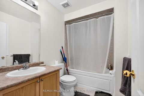 Photo 29 at 75 Twin Hill Crescent, Vellore Village, Vaughan