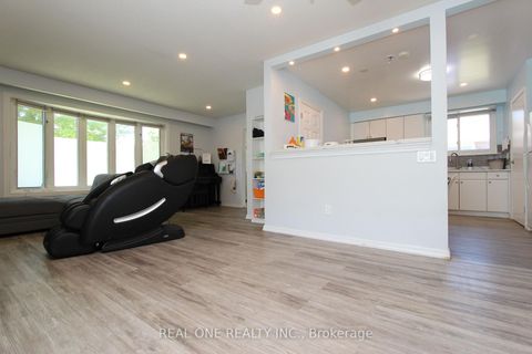 Photo 4 at 25 Bigwin Drive, Aurora Heights, Aurora