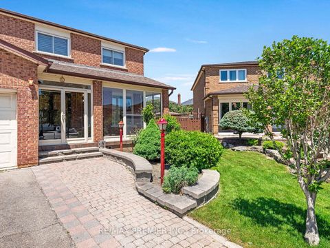 Photo 1 at 39 Brydon Court, Maple, Vaughan