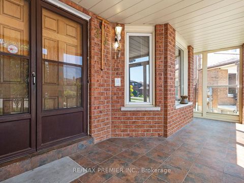 Photo 2 at 39 Brydon Court, Maple, Vaughan