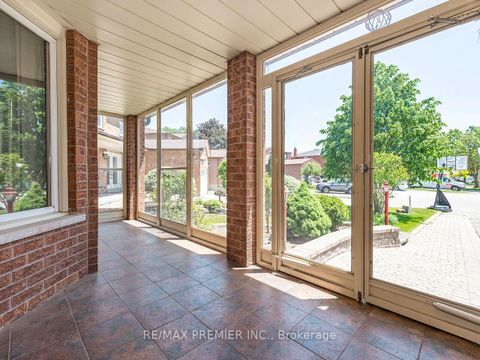 Photo 3 at 39 Brydon Court, Maple, Vaughan