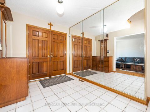 Photo 4 at 39 Brydon Court, Maple, Vaughan