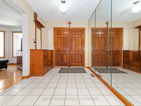 Photo 5 at 39 Brydon Court, Maple, Vaughan