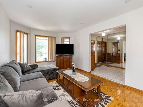 Photo 6 at 39 Brydon Court, Maple, Vaughan
