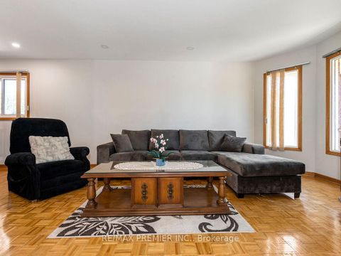 Photo 7 at 39 Brydon Court, Maple, Vaughan