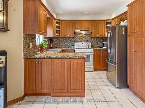 Photo 12 at 39 Brydon Court, Maple, Vaughan