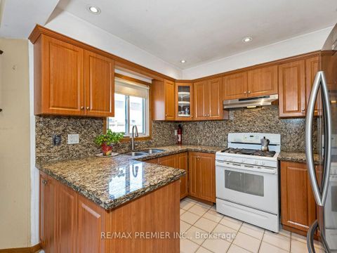 Photo 13 at 39 Brydon Court, Maple, Vaughan