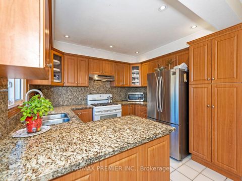 Photo 14 at 39 Brydon Court, Maple, Vaughan