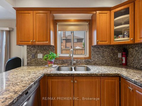 Photo 15 at 39 Brydon Court, Maple, Vaughan