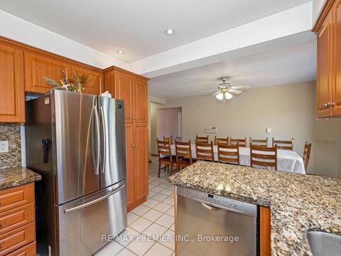 Photo 16 at 39 Brydon Court, Maple, Vaughan