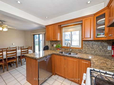 Photo 17 at 39 Brydon Court, Maple, Vaughan