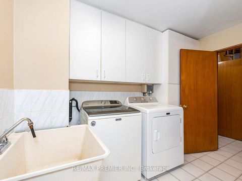 Photo 22 at 39 Brydon Court, Maple, Vaughan