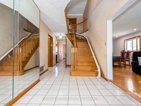 Photo 23 at 39 Brydon Court, Maple, Vaughan