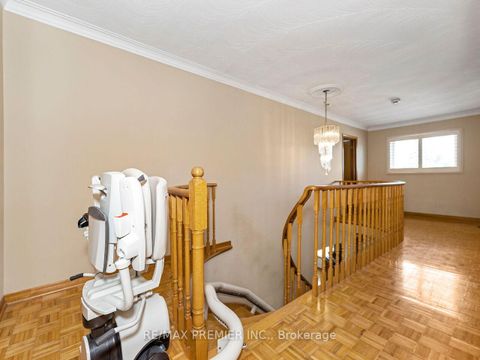 Photo 25 at 39 Brydon Court, Maple, Vaughan