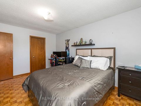 Photo 32 at 39 Brydon Court, Maple, Vaughan